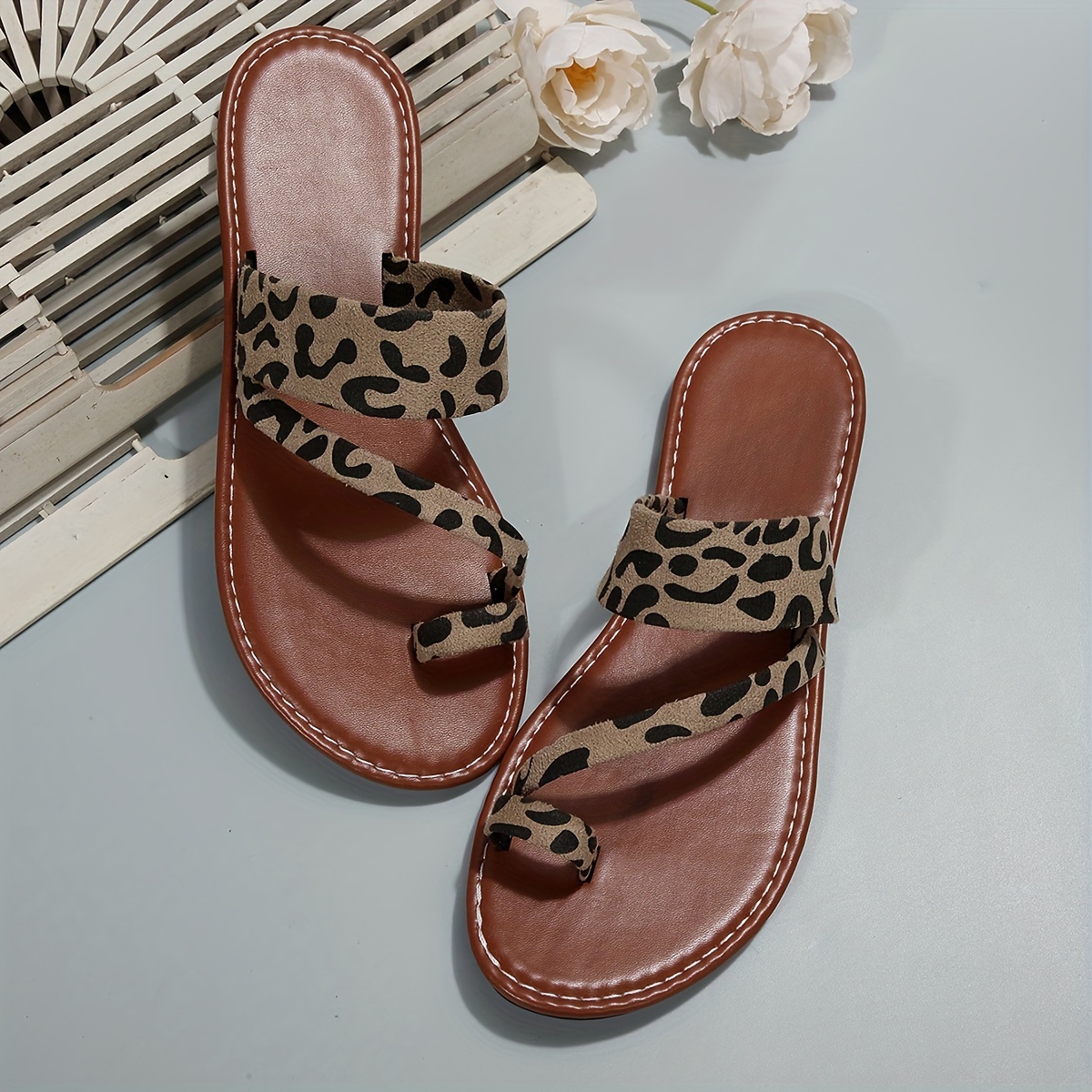 womens leopard print flat slides fashion toe loop open toe slide sandals summer beach slide shoes details 4